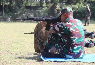 Latihan menembak prajurit Kodim 0805/Ngawi