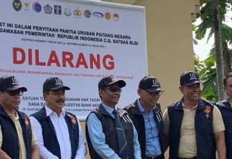 Kabareskrim Polri (kemeja putih) saat sita aset obligor BLBI di Bogor