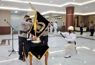 Kapolda Jatim saat pemuliaan nilai luhur pataka Tan Hana Dharma Mangrva