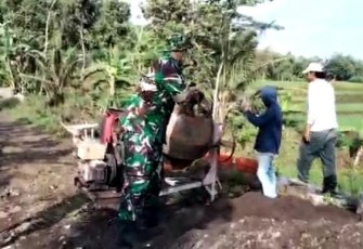 Berjibaku bersama warga membangun saluran irigasi