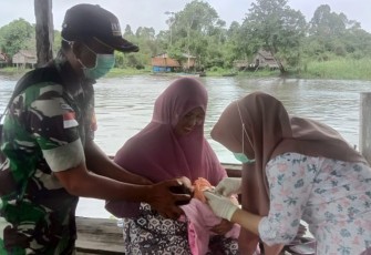 Babinsa mendampingi tenaga kesehatan dalam Posyandu