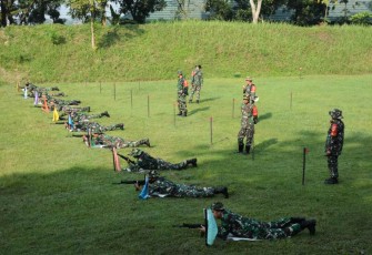 Prajurit Korem 071/Wijayakusuma latihan menembak