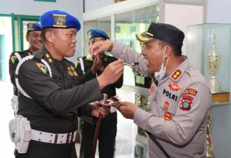 Kapolres Tapteng berikan suapan HUT Pomad ke-76 ke Dandenpom 1/2 Sibolga