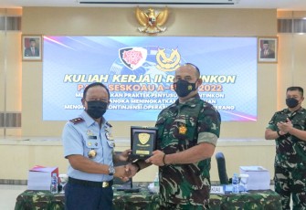 Pangkoopsud I saat memberikan cenderamata peserta pasis