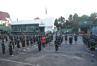 Apel pagi dilanjutkan olahraga bersama anggota Korem 073/Mkt