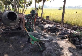 Berjibaku memperbaiki saluran air di desa Sawahan