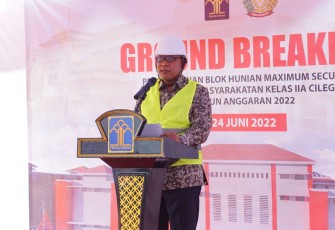 Tejo Harwanto saat memberikan sambutan dan meletakkan batu pertama pembangunan Blok Hunian Security di Lapas Cilegon