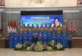 Foto bersama dengan Ibu Taruna AAL di Surabaya 