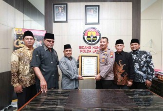 Kombes Pol Dirmanto saat menerima penghargaan dari Pesantren Al Quran Nurul Falah