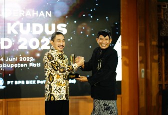 Bupati Pati Haryanto menerima dua penghargaan capaian investasi dan Adi Bhakti Paripurna