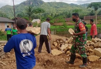 Kerja bakti bersama warga di desa Mlati