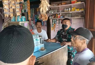 Sertu Istamar saat komsos di warung kopi bersama warga