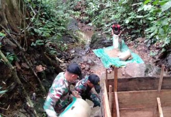 Bangun bak penampungan air bersih di perbatasan 