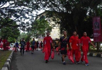 Aksi pungut sampah prajurit Korem 091/ASN sambil berolahraga 