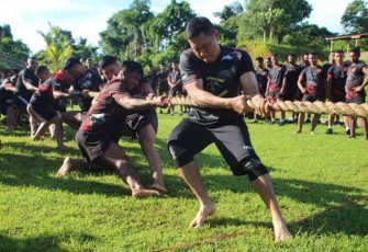 Danbrigif 3 Marinir saat tarik tambang bersama prajuritnya 