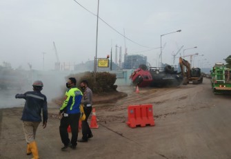 Truk terguling akibatkan 12 ton zat berbahaya tumpah di jalan