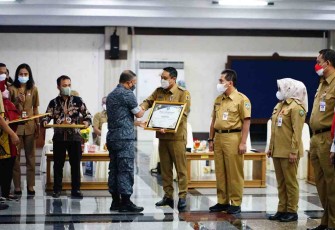 Wabup Saiful Arifin ketika menerima penghargaan P4GN 