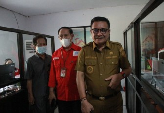 Walikota Bitung Maurits Mantiri di dampingi Kadis Dukcapil saat melakukan peninjauan.