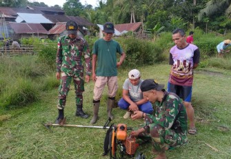 Pembersihan lapangan sepak bola  sarana olah raga bersama warga