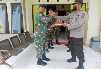 Satgas Pamtas kunjungi Polsek Temajuk 