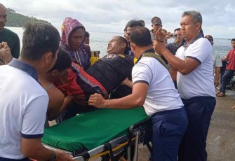 Prajurit TNI AL Lanal Nias saat evakuasi ABK kapal