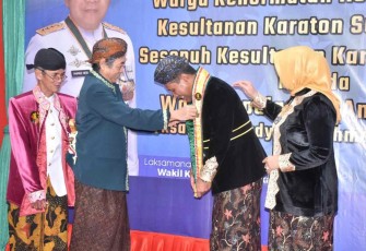 Wakasal saat menerima gelar kehormatan kesultanan Sumenep