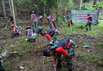 Serbuan prajurit Yonif 511/DY membersihan lokasi pariwisata 