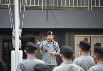 Laksdya TNI Dr. Aan Kurnia saat memberikan arahan ke personel