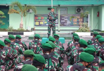 Dandim saat memberikan jam komandan