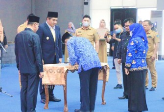 PLT Bupati Bintan Roby saat Lantik 28 Guru Dalam Penugasan Kepala Sekolah se Kabupaten Bintan