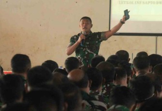 Dandim 0808/Blitar  ketika memberikan jam komandan 