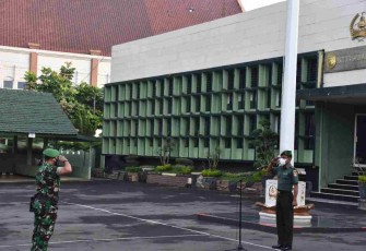 Prajurit dan PNS Korem 073/Makutarama melaksanakan apel pagi