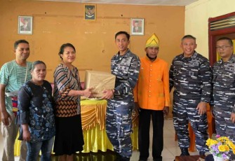 Anjangsana bersama keluarga besar Pahlawan Revolusi Karel Satsuitubun di Tual 