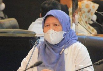 Plh Sekda Bintan Kartini saat mengikuti Rapat Koordinasi Pembinaan dan Pengembangan Kabupaten/Kota Tanggap Ancaman Narkoba di Provinsi Kepulauan Riau di Ballroom Hotel Nagoya Hill Kota Batam, Rabu (07/07/2022).
