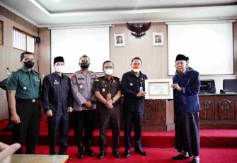 Wabup Safin mewakili Bupati Pati menerima piagam penghargaan n