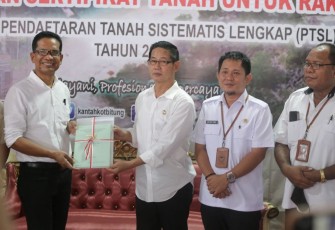 Wakil Walikota Bitung Hengky Honandar di dampingi Sekda Kota Bitung dan Asisten II saat menghadiri penyerahan Sertifikat PTSL oleh BPN Bitung