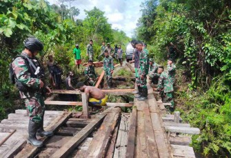 Perbaikan jembatan yang dilakukan Satgas Yonif 142/KJ bersama masyarakat