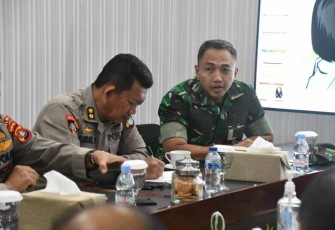 Kasi Ops Korem 142/Tatag saat rakor pembentukan Satgas PMK di kantor gubernur Sulbar