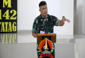 Danrem 142/Tatag saat memberikan arahan di rapat anggota koperasi