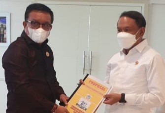 Walikota Bitung Maurits Mantiri saat menyerahkan proposal kepada Menpora