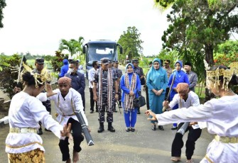  Prosesi adat Joko Kaha saat menyambut Pangkoarmada III di pulau Morotai 