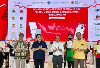 Penyerahan 560 NIB kepada pelaku UMK di Surakarta