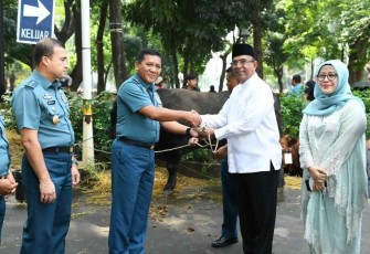 Wakasal saat menyerahkan hewan qurban di Masjid Cut Muthia 