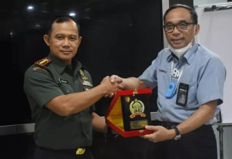 Danrem 081/DSJ saat menerima cenderamata Dirut PT INKA Madiun