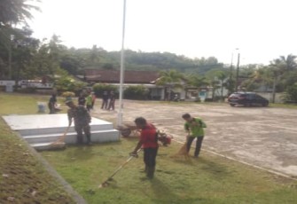Gotong royong bersama warga bersihkan lingkungan di wilayah binaan