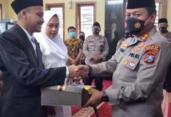 Kapolres Blitar Kota saat memberikan ucapan selamat kepada tahanan yg menikah
