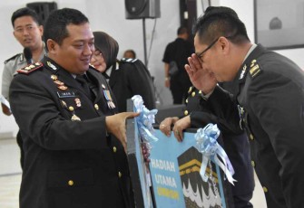 Kapolres Bogor saat memberikan hadiah umroh personelnya di Mapolres Bogor