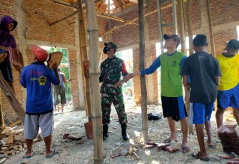 Gotong royong bersama warga binaan bangun musholla 