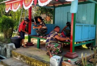 Pengecatan pos Kamling bersama warga