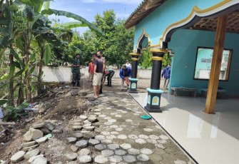 Gotong royong bersihkan masjid